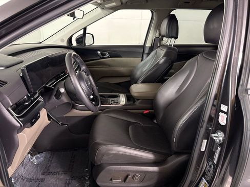 Used 2025 Kia Carnival image 16