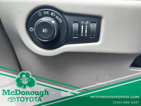 Used 2020 Chrysler Pacifica Limited w/ Advanced Safetytec Group FWD image 26