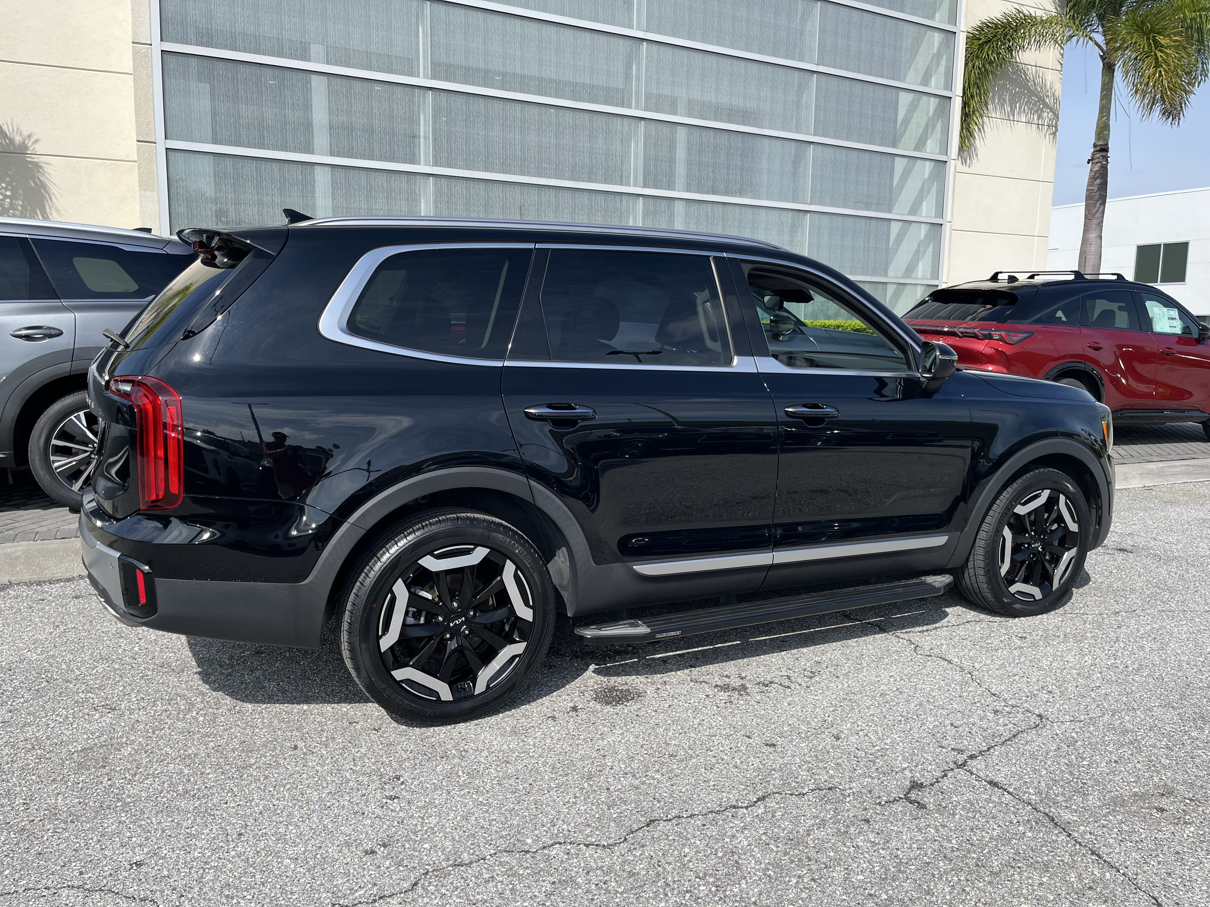Used 2023 Kia Telluride S w/ S Sunroof Package FWD image 9