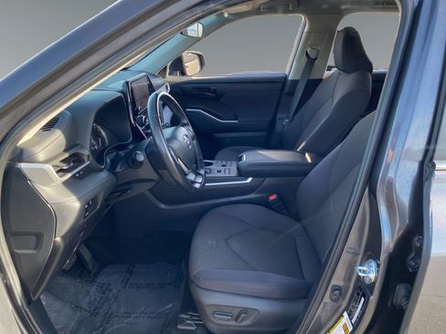 Used 2024 Toyota Highlander LE AWD/4WD image 9