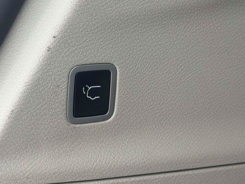 Used 2023 Chrysler Pacifica Touring-L FWD image 11