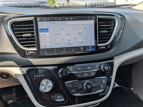 Used 2023 Chrysler Pacifica Touring-L FWD image 27