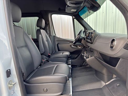 Used 2022 Mercedes-Benz Sprinter 1500 image 15