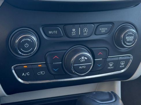 Used 2019 Jeep Cherokee Limited w/ Technology Group image 28