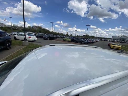 Used 2025 Volkswagen Taos SE image 3