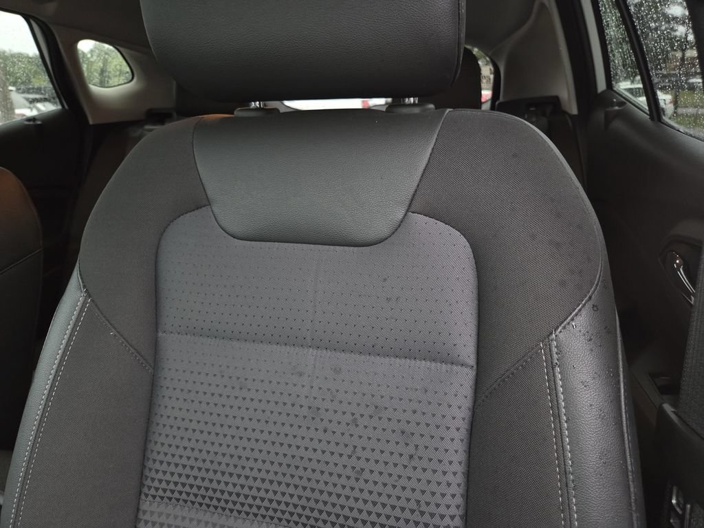 Used 2025 Chevrolet Trax LT FWD image 16