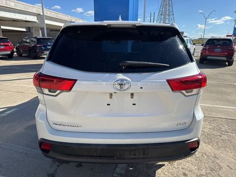 Used 2019 Toyota Highlander XLE image 3