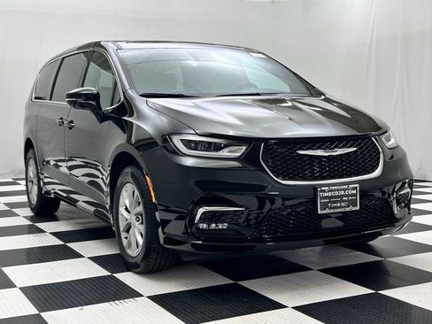 New 2026 Chrysler Pacifica Select image 2