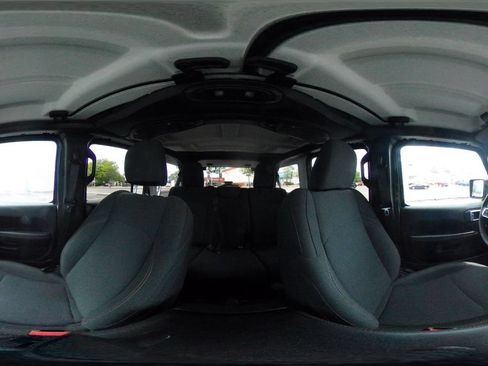 Used 2025 Jeep Wrangler Unlimited Sahara AWD/4WD image 39