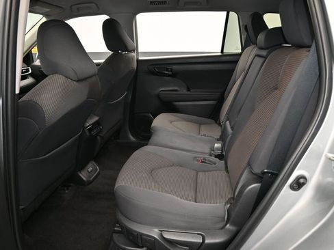 Used 2023 Toyota Highlander LE image 35