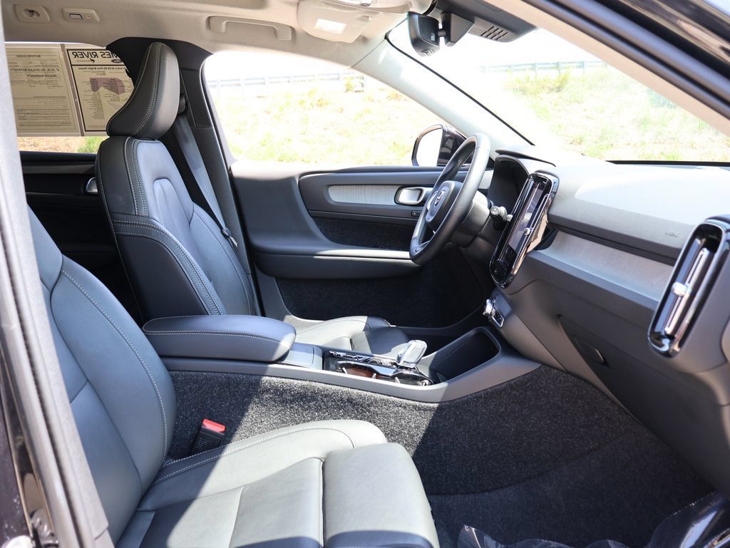 Used 2025 Volvo XC40 B5 Plus AWD/4WD image 8