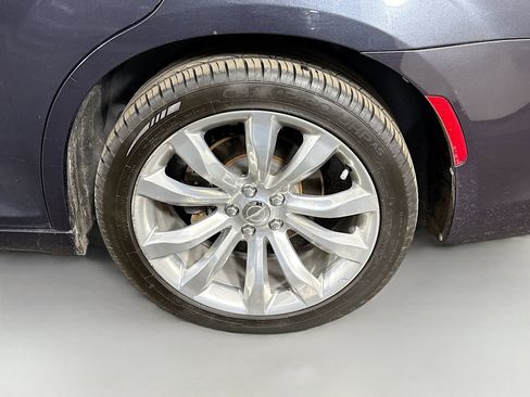 Used 2018 Chrysler 300 Limited RWD image 37