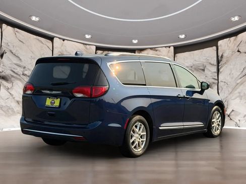 Used 2020 Chrysler Pacifica Touring-L FWD image 5