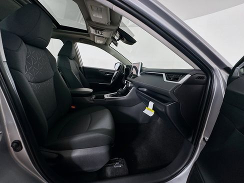 Used 2025 Toyota RAV4 XLE w/ Convenience Package image 30