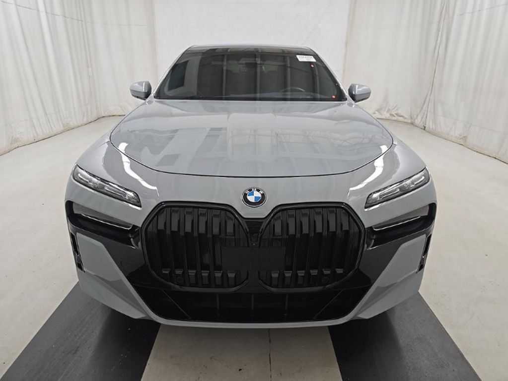 Used 2024 BMW 760i xDrive w/ Executive Package AWD/4WD image 2