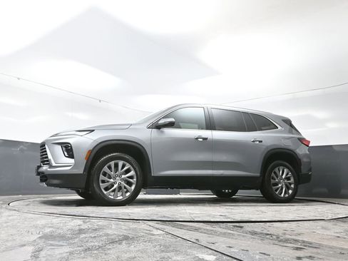 Used 2025 Buick Enclave Preferred w/ Power Package image 59