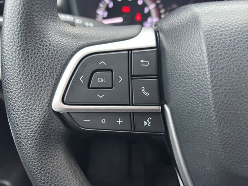 Used 2023 Toyota Highlander L image 28