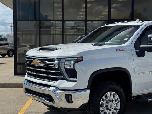 Used 2024 Chevrolet Silverado 2500 LTZ w/ LTZ Plus Package image 2