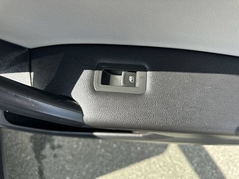 Used 2021 Volkswagen Tiguan SE w/ Panoramic Sunroof Package FWD image 33