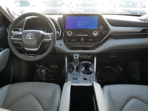Used 2023 Toyota Highlander Limited image 13