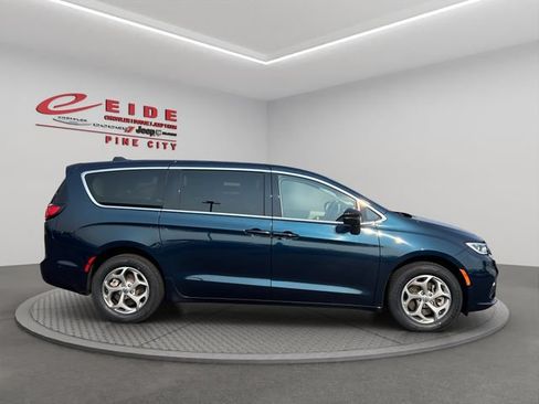 Used 2024 Chrysler Pacifica Limited AWD/4WD image 11