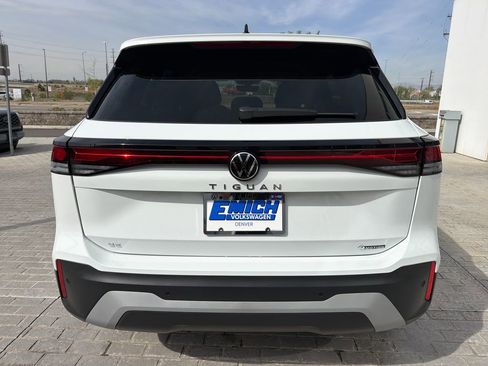 Certified 2025 Volkswagen Tiguan SE image 6