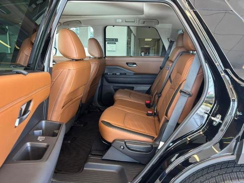 Certified 2025 Nissan Pathfinder Platinum w/ Black Appearance Package AWD/4WD image 30