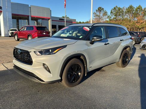 Certified 2024 Toyota Highlander XLE image 1