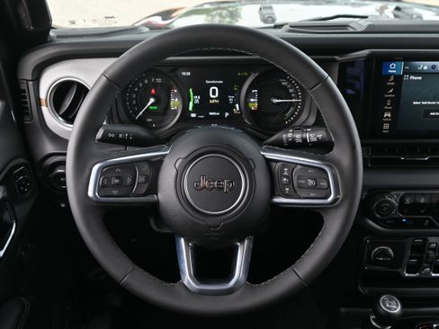 Used 2025 Jeep Wrangler Unlimited Sahara AWD/4WD image 16