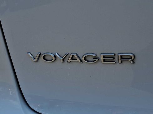 Used 2022 Chrysler Voyager LX FWD image 33