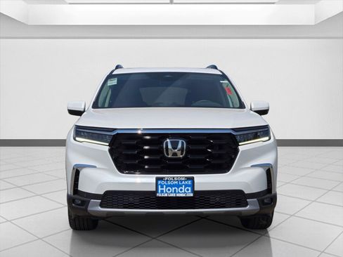 New 2025 Honda Pilot Touring image 2