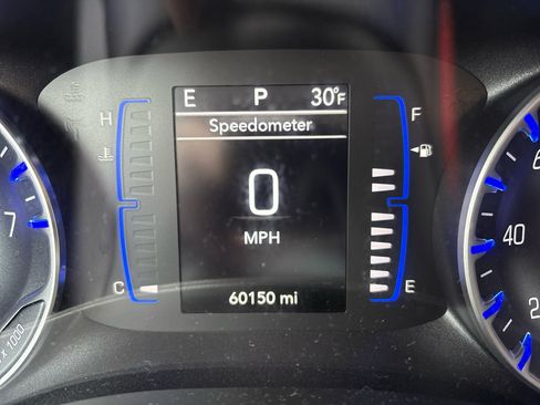 Used 2022 Chrysler Voyager LX image 10