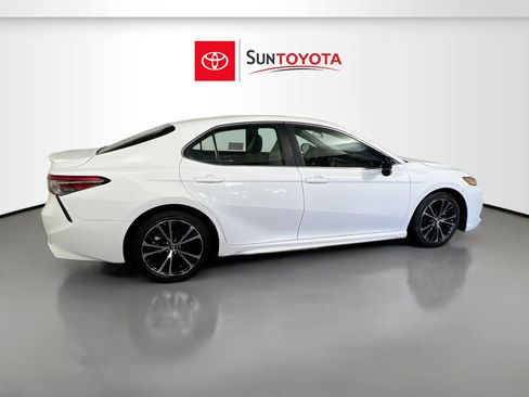 Used 2018 Toyota Camry SE FWD image 2