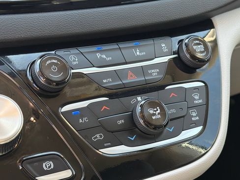 Used 2024 Chrysler Pacifica Touring-L FWD image 31