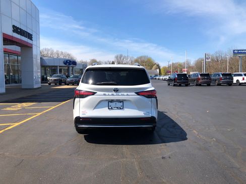 Used 2024 Toyota Sienna Limited AWD/4WD image 6
