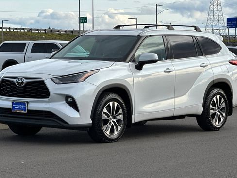 Used 2022 Toyota Highlander XLE image 7