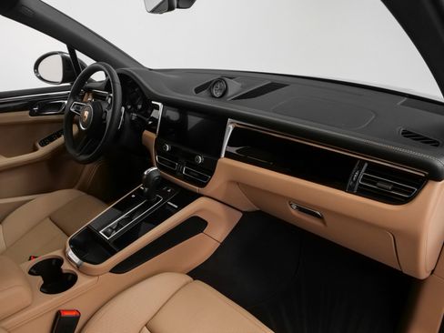 Used 2025 Porsche Macan image 23