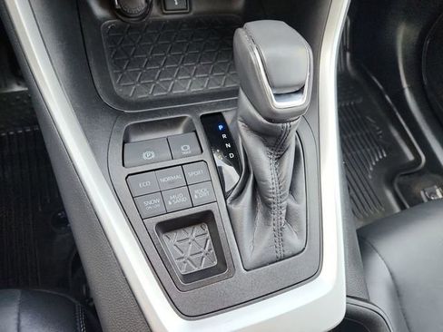 Used 2022 Toyota RAV4 XLE Premium image 15