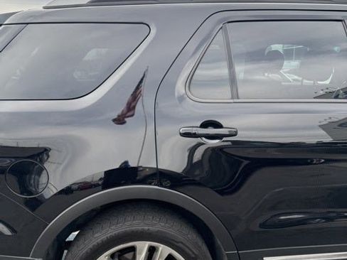 Used 2017 Ford Explorer XLT w/ Equipment Group 202A image 11