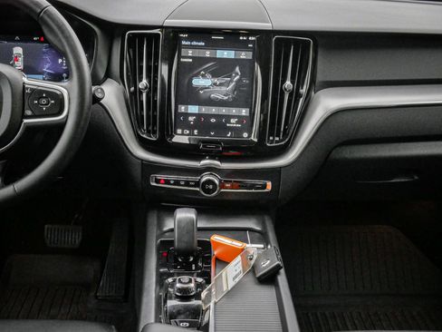 Used 2024 Volvo XC60 B5 Core image 30