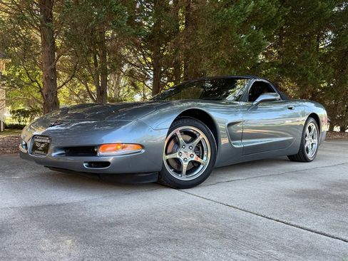 Used 2004 Chevrolet Corvette Convertible w/ Preferred Equipment Group image 2