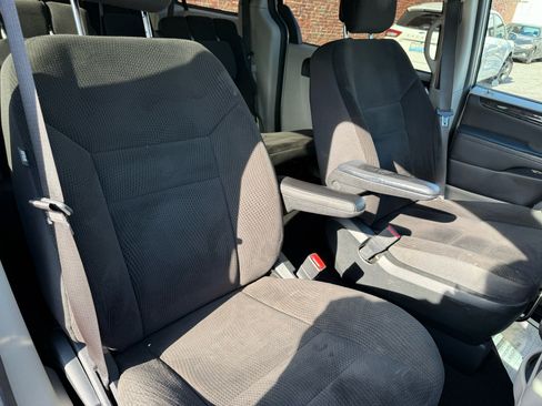 Used 2018 Dodge Grand Caravan SE w/ UConnect Hands-Free Group image 9