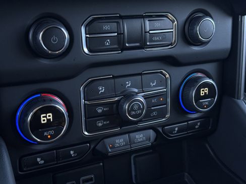 Used 2024 Chevrolet Tahoe Z71 w/ Luxury Package image 21