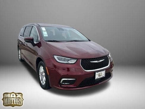 Used 2023 Chrysler Pacifica Touring-L image 13