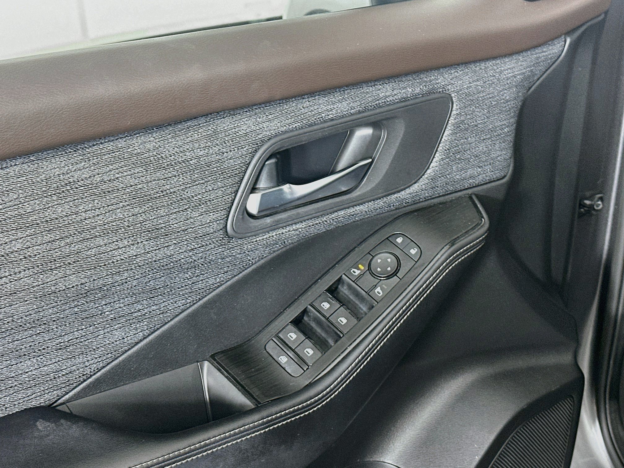 Used 2023 Nissan Rogue SV FWD image 15