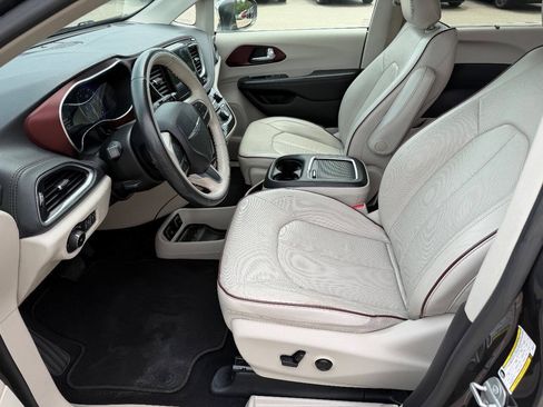 Used 2020 Chrysler Pacifica Limited FWD image 15