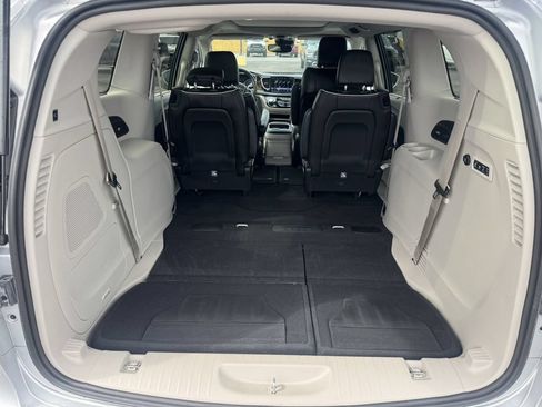Used 2022 Chrysler Pacifica Limited FWD image 7