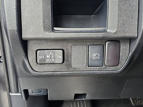 Used 2018 Toyota Tacoma SR image 23