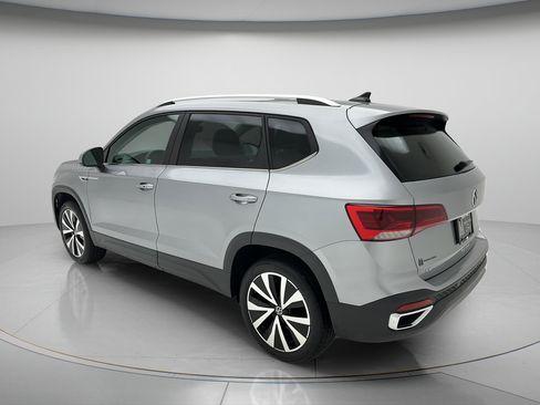 Used 2023 Volkswagen Taos SE FWD image 4