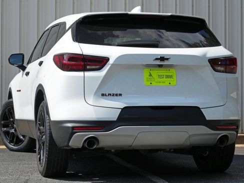Used 2023 Chevrolet Blazer LT FWD image 5
